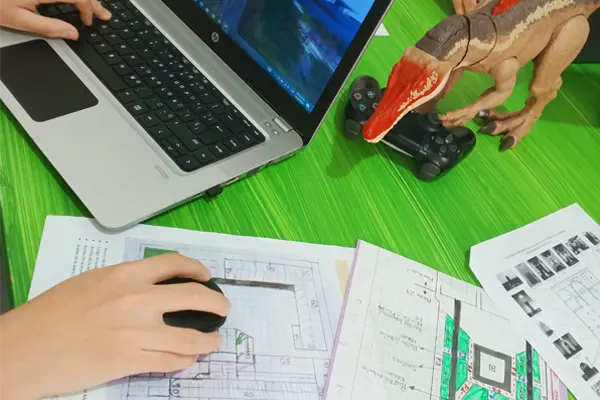 estudiantes trabajando en proyectos de equipo con Minecraft