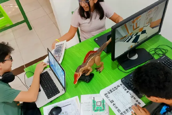 estudiantes trabajando en proyectos de equipo con Minecraft