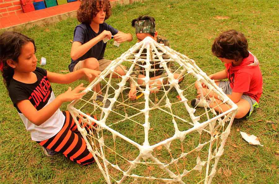 aprendizaje basado en proyectos, problemas y retos.